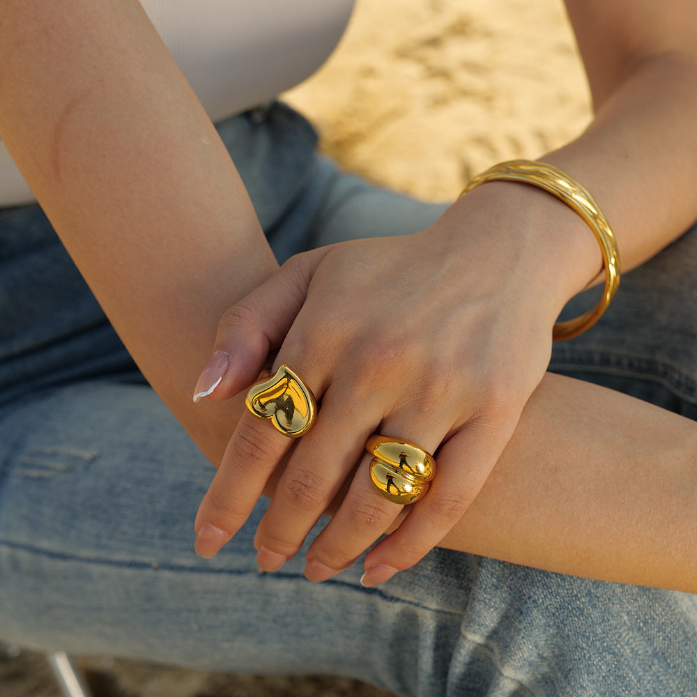 Anello da donna alla moda placcato oro 18 carati in acciaio inossidabile con cuore geometrico