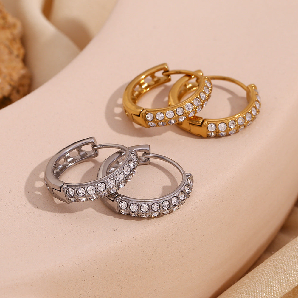 Orecchini a clip geometrici alla moda in acciaio inossidabile con placcatura in oro 18 carati, micro-pavé a doppia fila e design a cuore traforato per donna