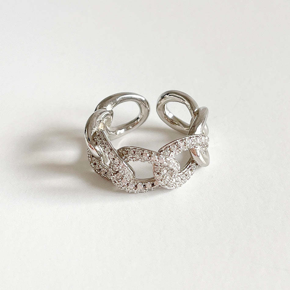 Anello geometrico placcato in argento sterling 925 con zirconi cubici microincastonati e dettaglio a nodo