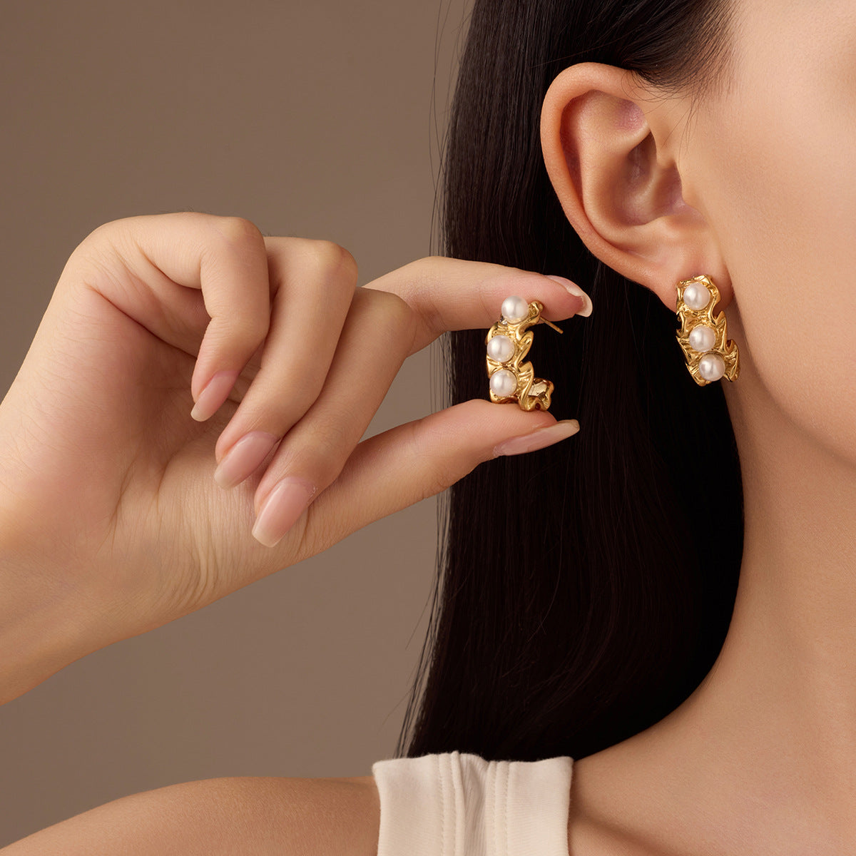Pendientes de perlas de acero inoxidable con forma de C a la moda con acabado galvanizado para mujer