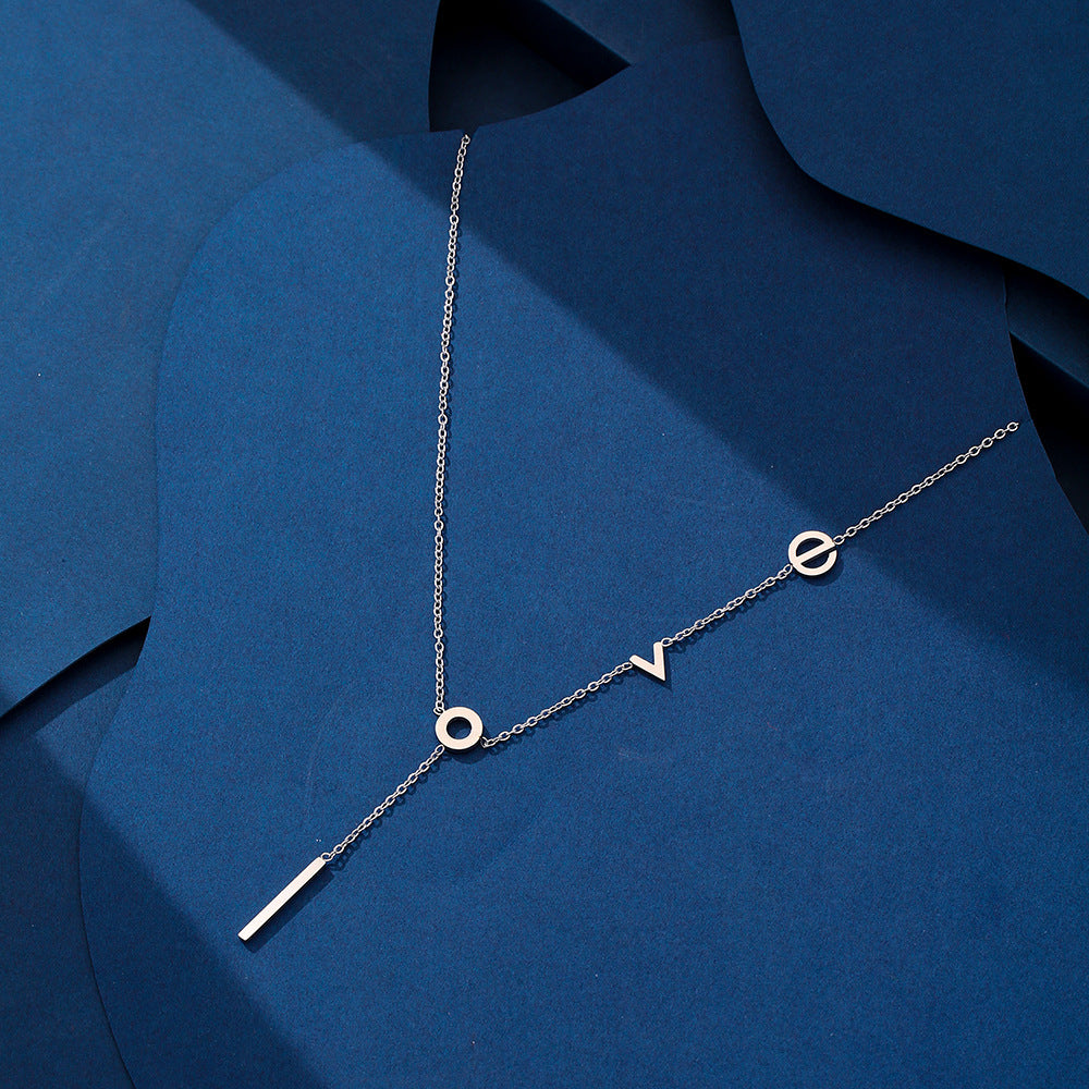 Elegante Collar con Colgante de Letra LOVE para Mujer en Acero de Titanio con Chapado en Oro de 18K, Cadena O, Diseño de Tipografía Minimalista