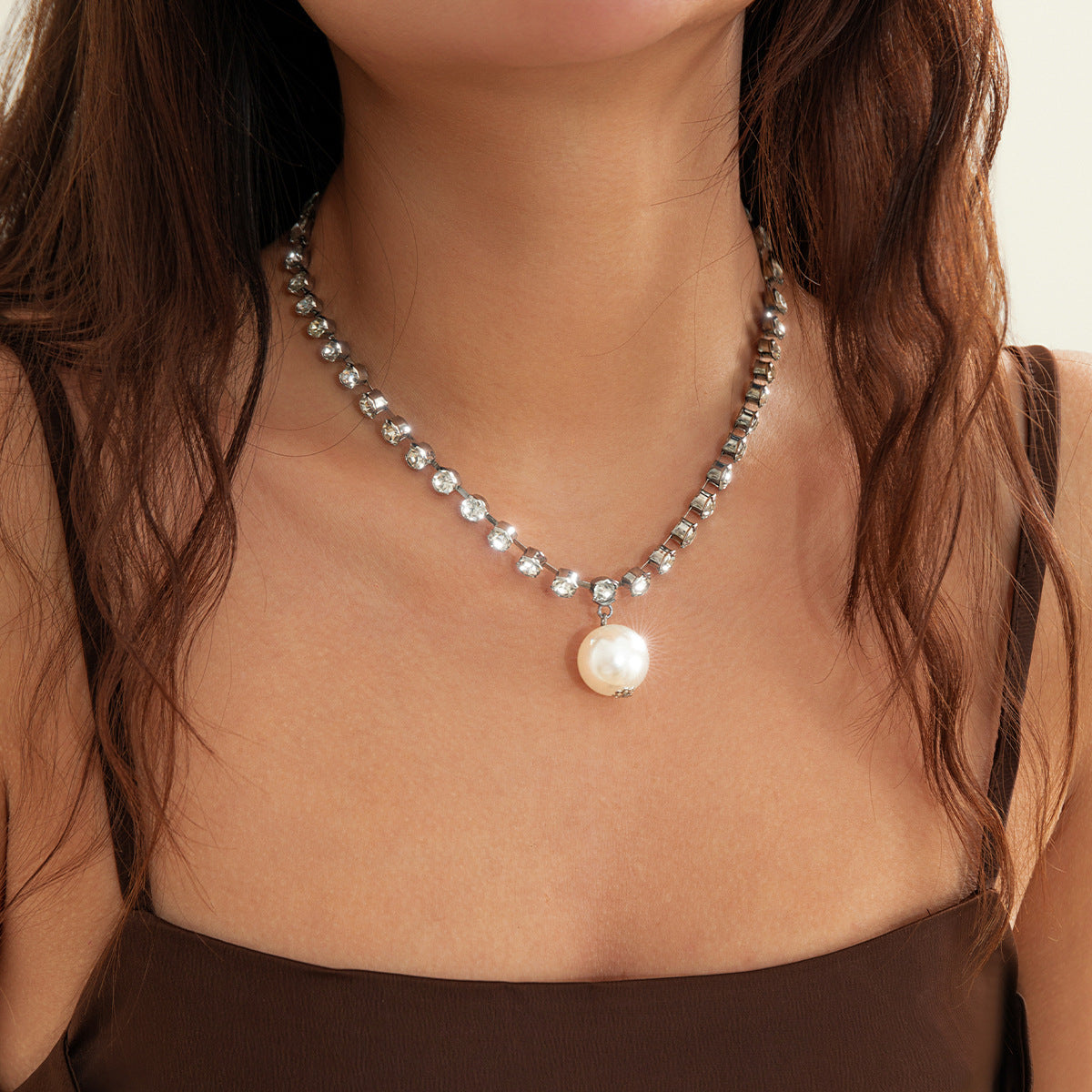 Collana con Ciondolo a Perla Imitazione Geometrica Minimalista con Accenti di Strass su Catena di Metallo Placcato da Donna