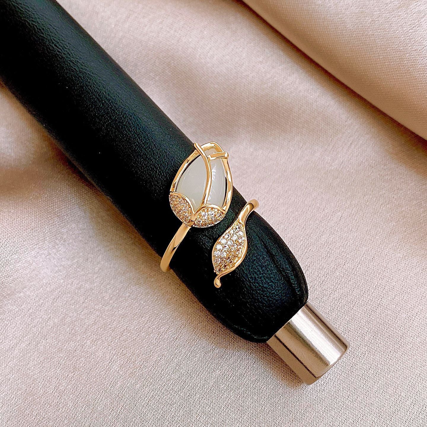 Anillo de Cobre con Incrustaciones de Zirconia en Forma de Elegante Mariposa y Flor para Mujer, Accesorio de Moda de Lujo Ligero para el Dedo Índice