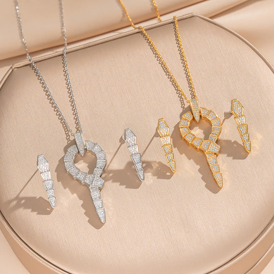 Collana di lusso minimalista a forma di serpente in acciaio al titanio con pendente in zirconia cubica micro-incastonata e orecchini abbinati