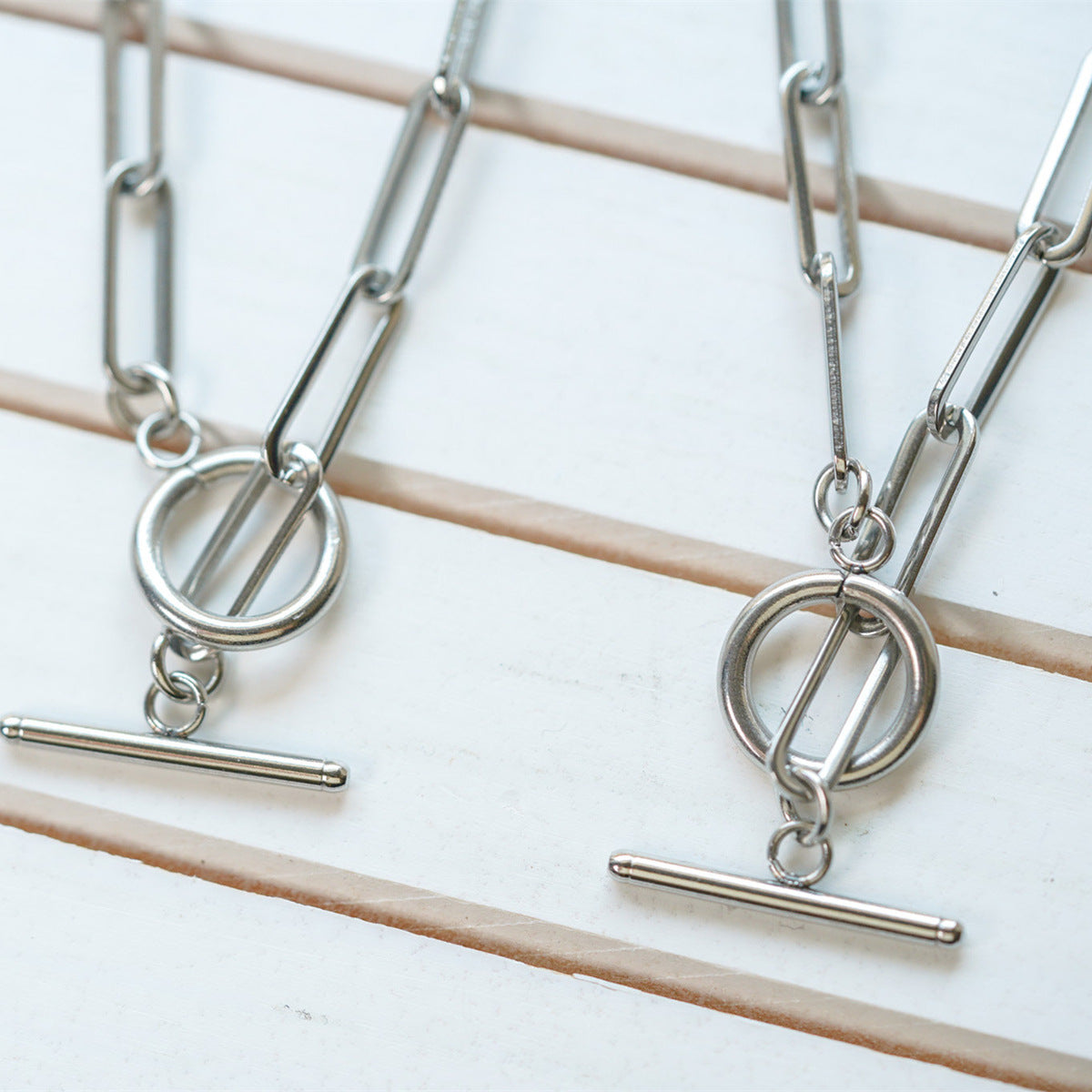 Elegante collana geometrica da donna in acciaio inossidabile lucido con chiusura ad anello a molla e gancio a T