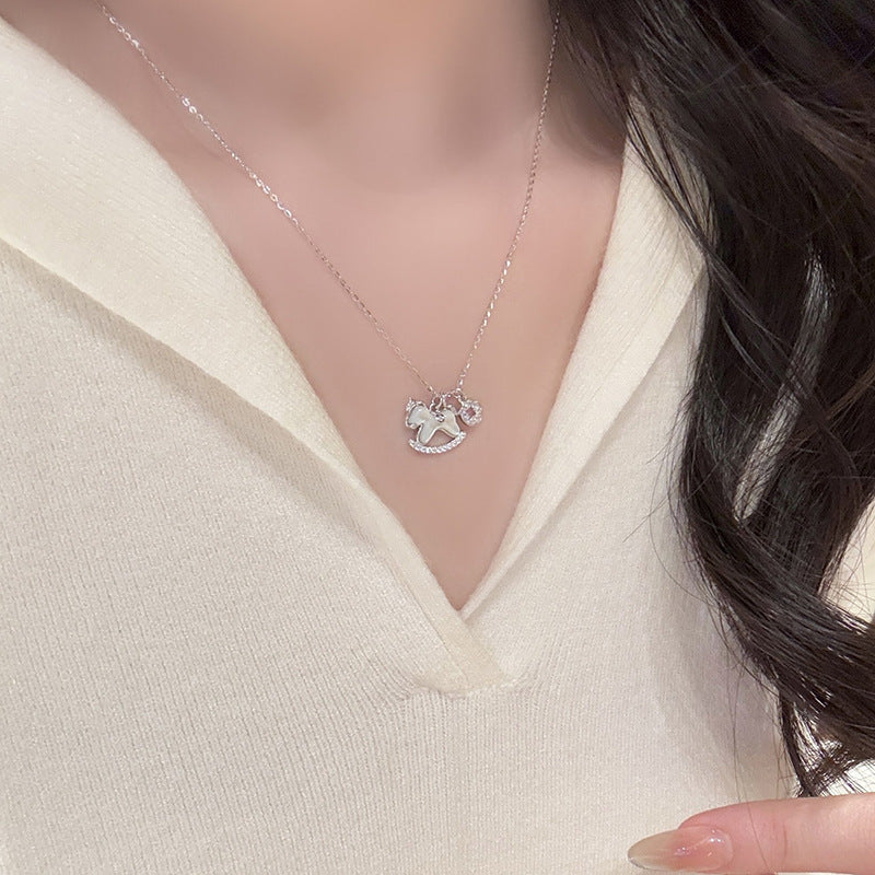 Collana da donna con ciondolo a forma di cavallo minimalista in rame, con zirconi e madreperla, delicata catenina per clavicola
