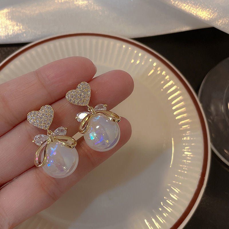 Elegantes pendientes florales de perlas con postes de plata chapados en oro para mujer