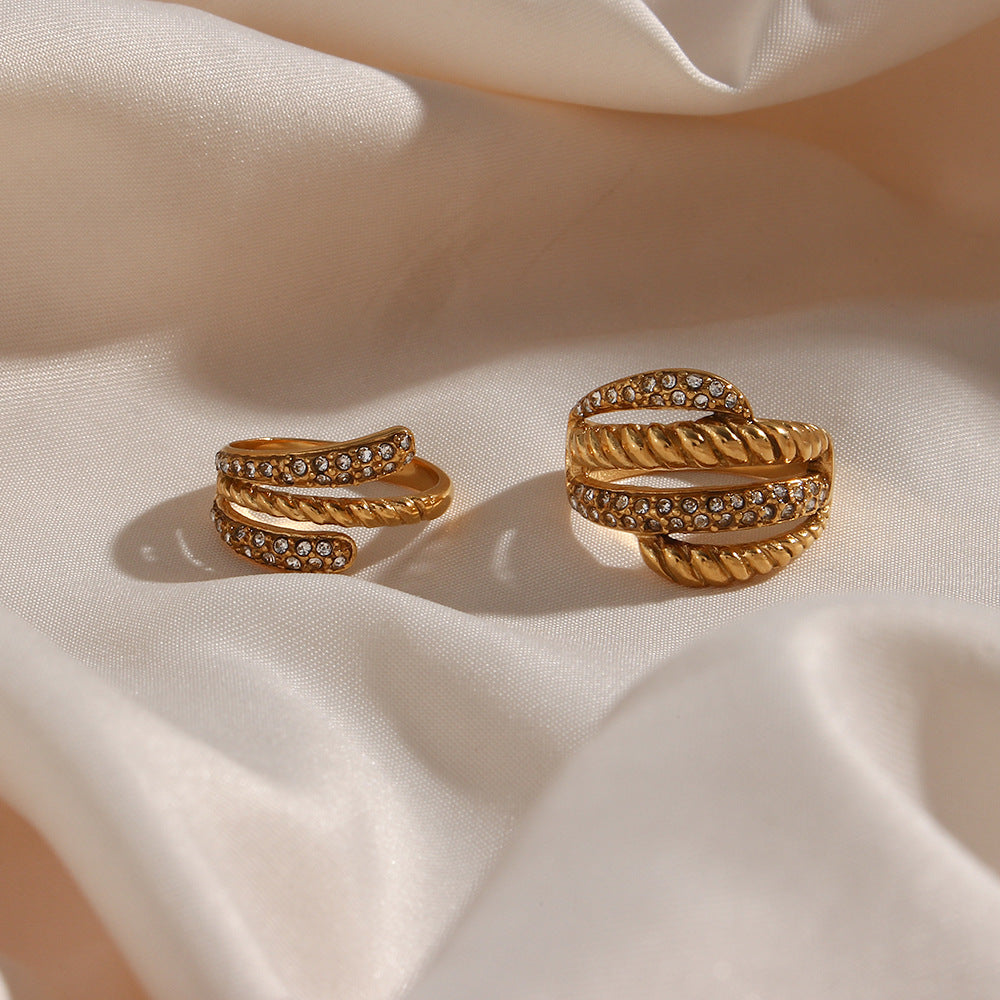 Anello geometrico minimalista alla moda in acciaio inossidabile placcato oro 18K con piuma accentuata da strass a quattro livelli
