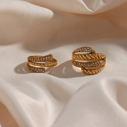 Fashionable Minimalist Geometric Stainless Steel Ring with 18K Gold Plating and Four-Tier Rhinestone Feather Accent