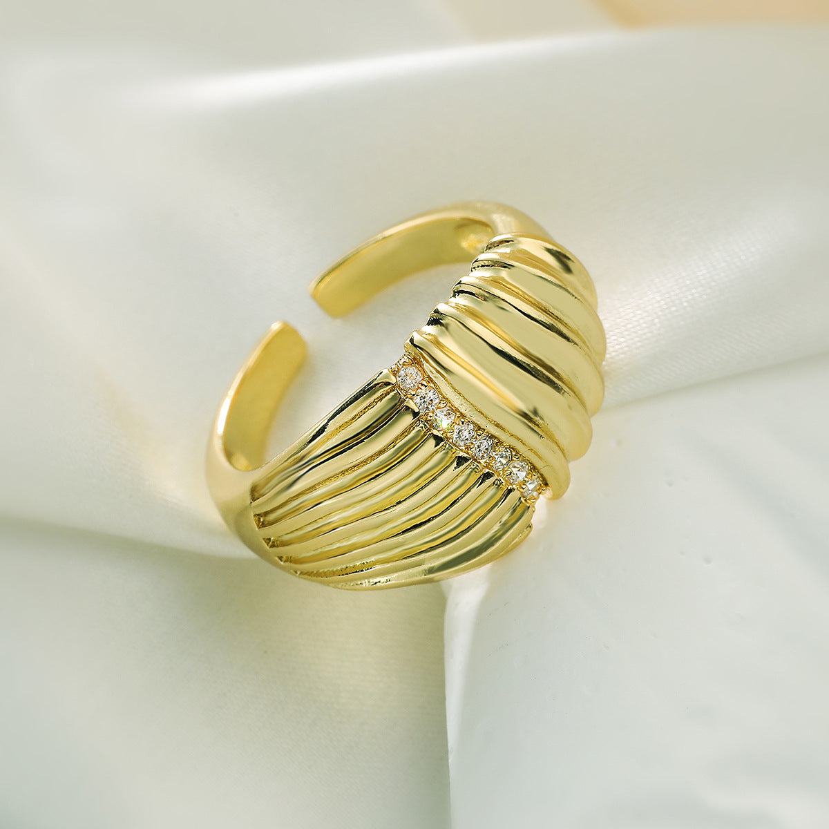 Anello Aperto Geometrico Minimalista da Donna in Rame con Placcatura in Oro 18K e Intarsio in Zirconi