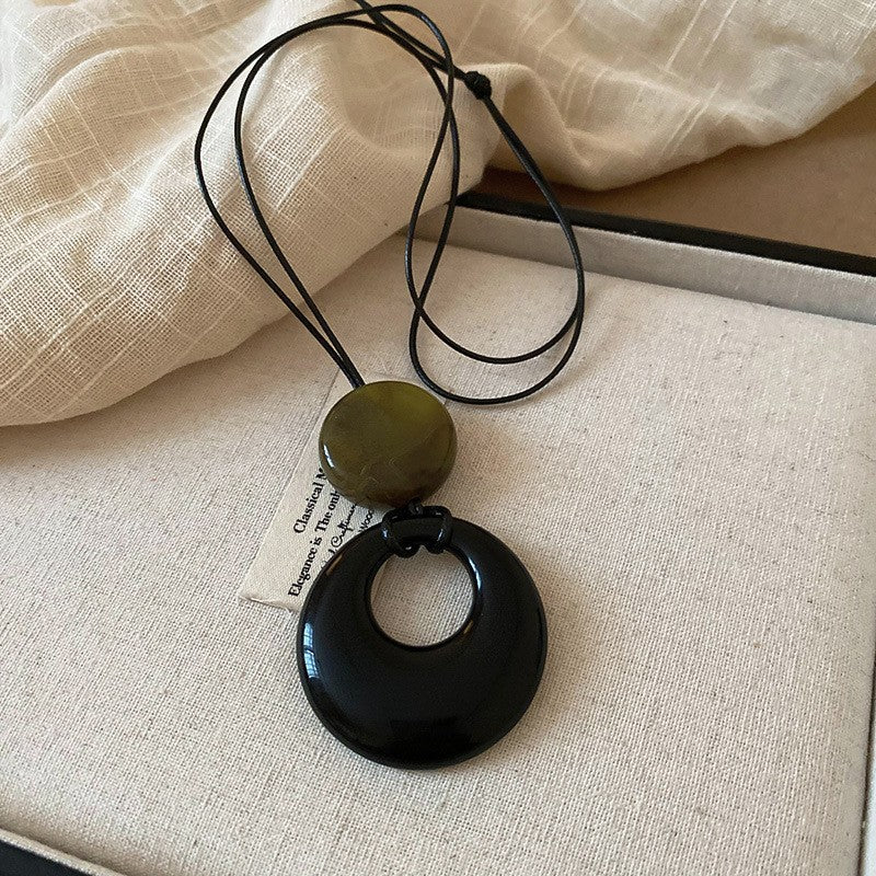 Collana con ciondolo geometrico in acrilico stile retrò da donna con charm in lega, fatta a mano, catena a strati alla moda minimalista