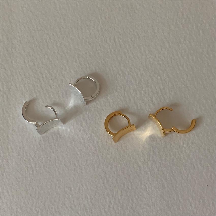 Orecchini a perno da donna a forma di arco minimalista in argento sterling 925 con finitura spazzolata