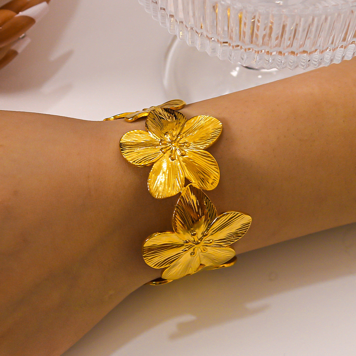 Elegante Bracciale Floreale in Acciaio Inossidabile Placcato Oro 18K da Donna, Gioiello Accattivante Leggero e alla Moda