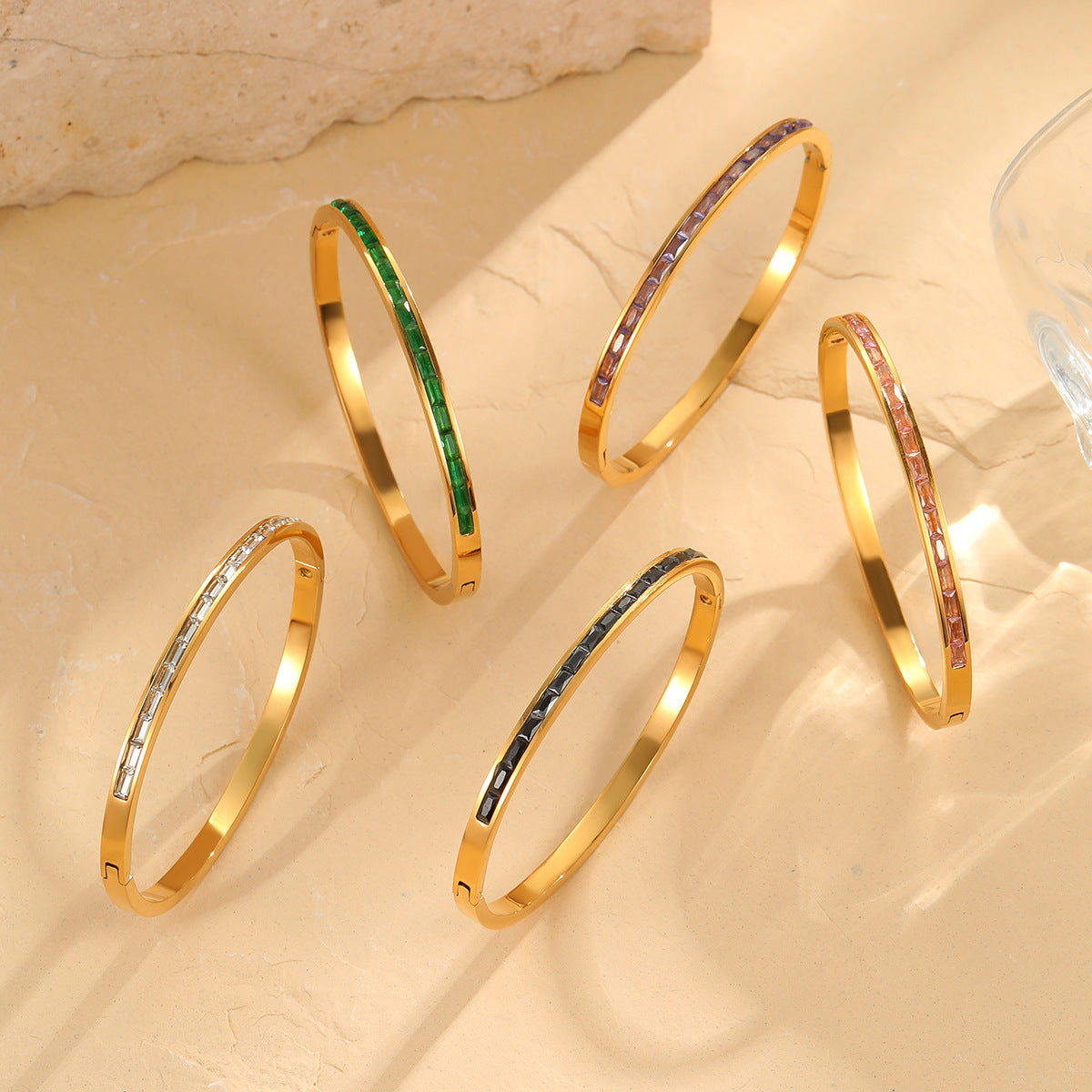 Elegante Pulsera Geométrica de Acero Inoxidable con Incrustaciones de Zirconia de Colores y Acabado Bañado para Mujer