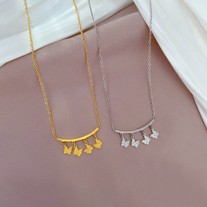 Collar Minimalista de Acero de Titanio con Colgante de Mariposa para Mujer, con Acabado de Lámina Dorada y Delicada Cadena con Cierre.