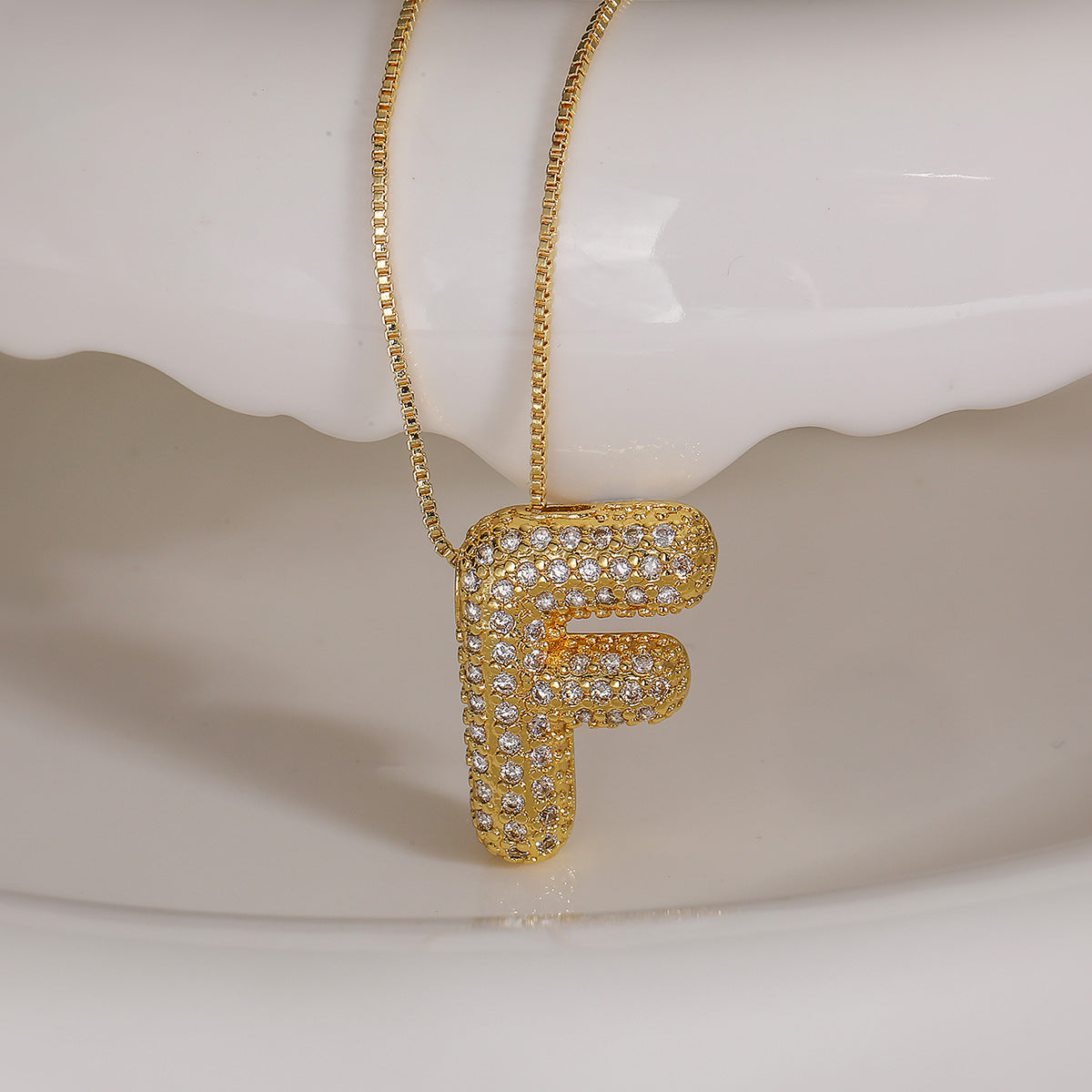 Collana con ciondolo a lettera geometrica minimalista da donna con intarsio in zircone in rame