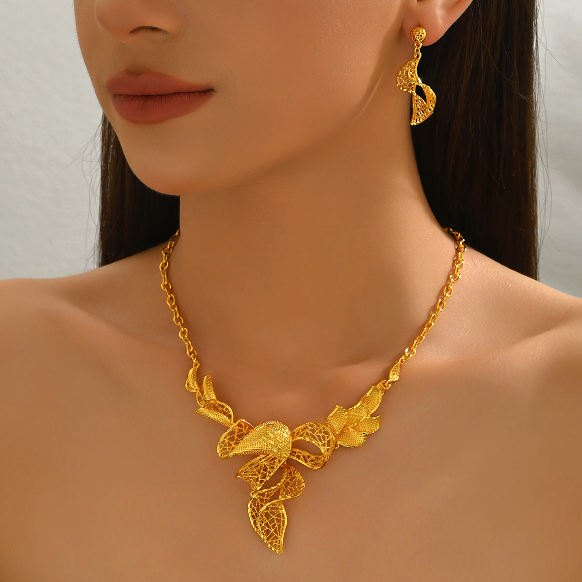 Juego de collar largo con diseño de torsión arrugada geométrica de aleación y pendientes a juego para mujer