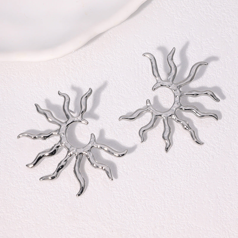 Orecchini da donna in acciaio inossidabile a girasole geometrico con finitura placcata, orecchini a cerchio dallo stile minimalista e naturale con forma irregolare e sensazione di lusso