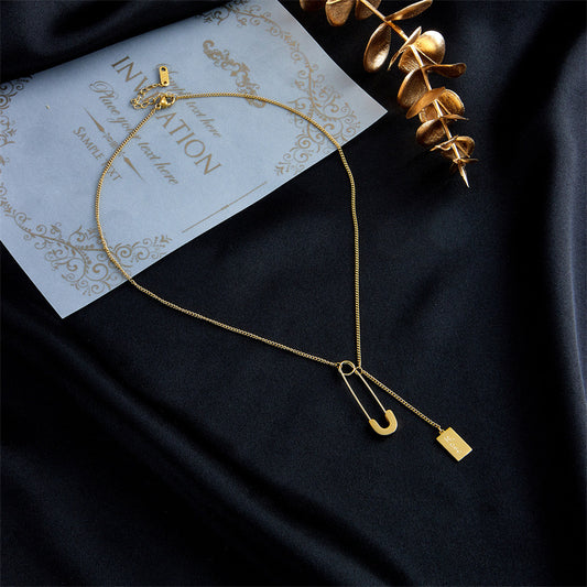 Collana Minimalista con Ciondolo Quadrato in Acciaio al Titanio Tono Freddo e Dettaglio a Spilla da Balia su Catena Standard
