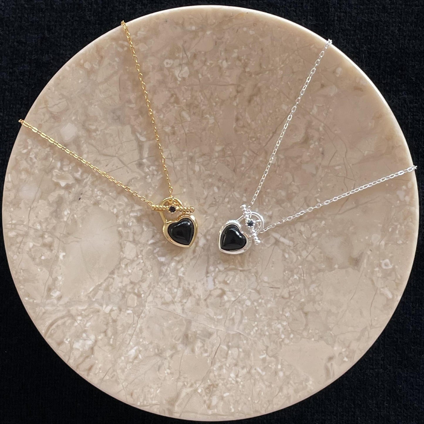 Collar minimalista de ágata negra con forma de corazón de plata de ley 925 con acabado galvanizado en cadena cruzada