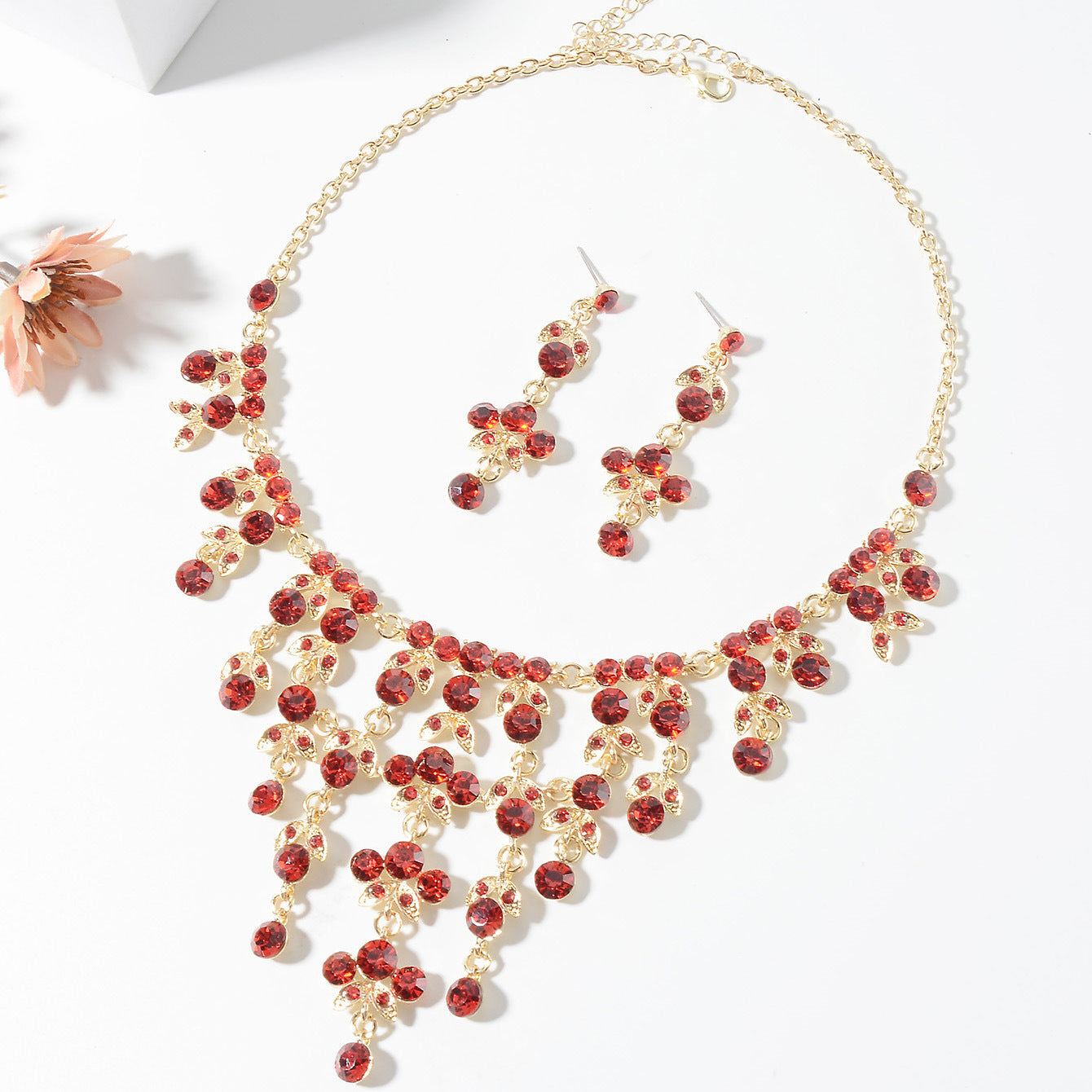 Elegante set collana e orecchini con placcatura floreale in lega e catena per donna
