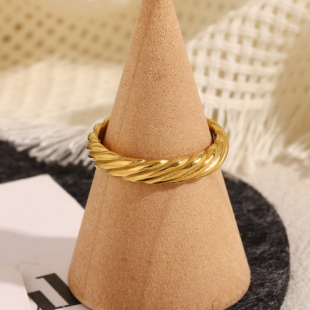 Anello minimalista geometrico in acciaio inossidabile con placcatura in oro 18 carati da donna — Fascia classica alla moda per il pendolarismo con trama diagonale
