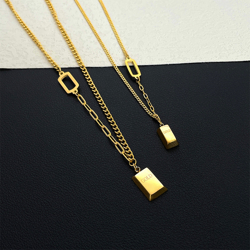 Collana da donna originale in acciaio al titanio placcato oro con design geometrico quadrato e catena ondulata