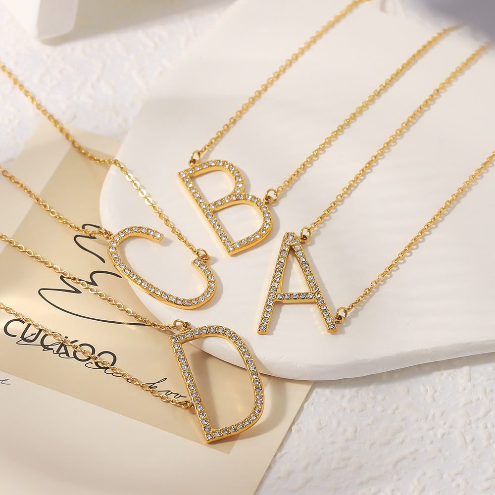 Collana con pendente minimalista in acciaio inossidabile a forma di lettera con intarsio di strass e placcatura in oro 18 carati su catena O per donna