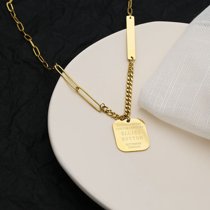 Collana con ciondolo a lettera minimalista in acciaio al titanio con finitura placcata per donne e uomini