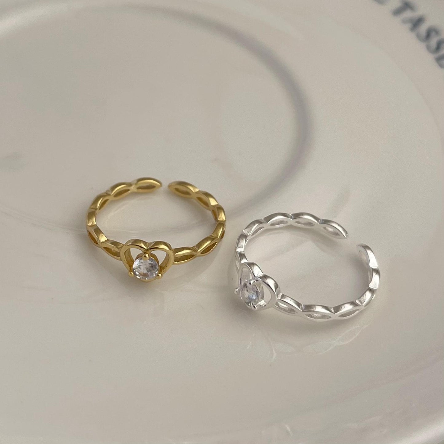 Anillo Minimalista de Plata de Ley 925 con Diseño de Corazón e Incrustaciones de Diamantes de Imitación para Mujer