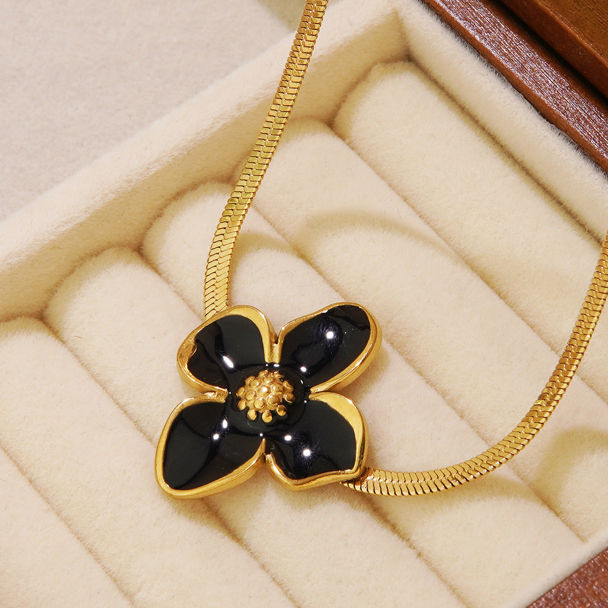 Set di collana e orecchini in acciaio inossidabile Sweet Drip Oil Plant con catena a serpente