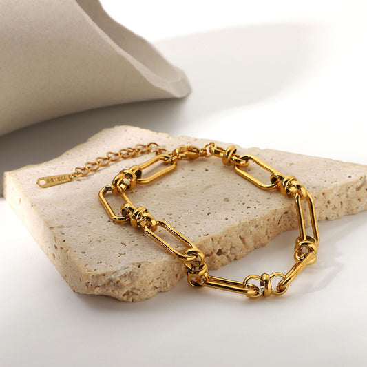 Braccialetto geometrico da donna in acciaio inossidabile stile INS con chiusura a croce placcato sottovuoto in oro 18 carati