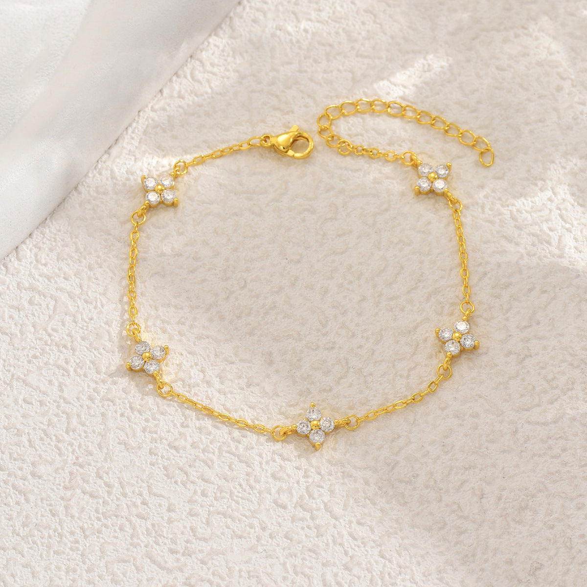 Pulsera Geométrica de Trébol de Cuatro Hojas con Incrustaciones de Diamantes de Imitación para Mujer en Cobre con Diseño Moderno y Versátil