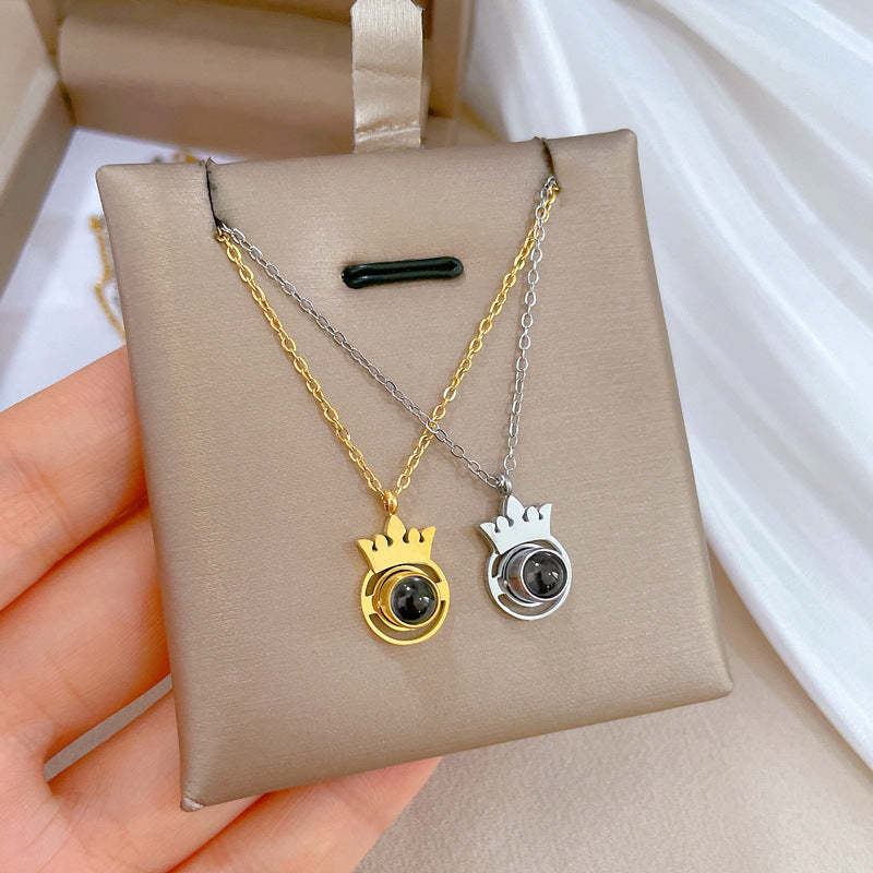 Collar con colgante de corona minimalista de acero de titanio con chapado en oro para mujeres y hombres, joyería con cadena y medallón de forma geométrica