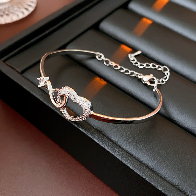Pulsera minimalista elegante de latón chapado con circonita cúbica y corazón geométrico para mujer
