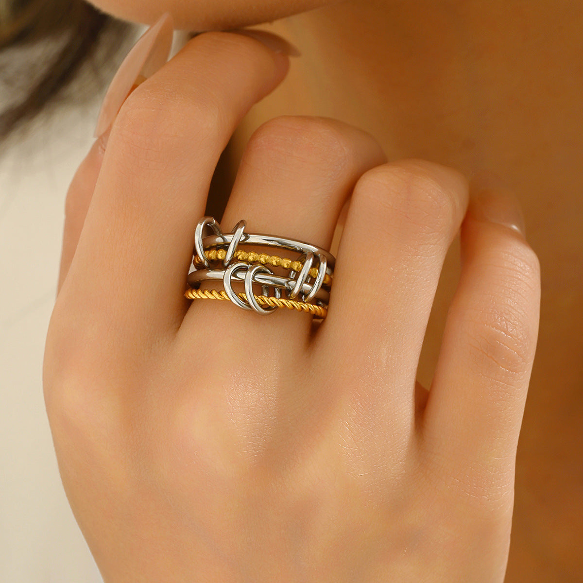Set de anillos apilables geométricos cruzados para mujer en cobre con baño de oro de 18K