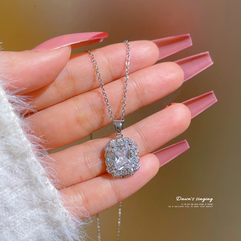 Minimalist Geometric Titanium Steel Pendant Necklace for Women with Micro-Pavé Rhinestone Accents and Delicate Clavicle Chain