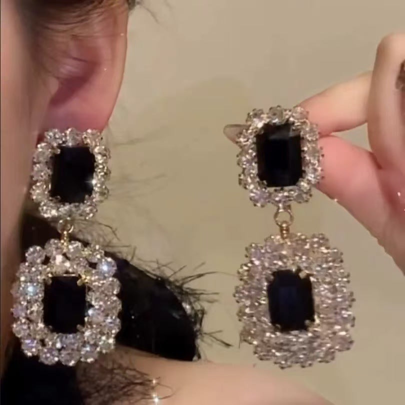 Orecchini pendenti con nappe geometriche minimaliste con intarsi di strass in rame placcato e perni in argento sterling 925 da donna