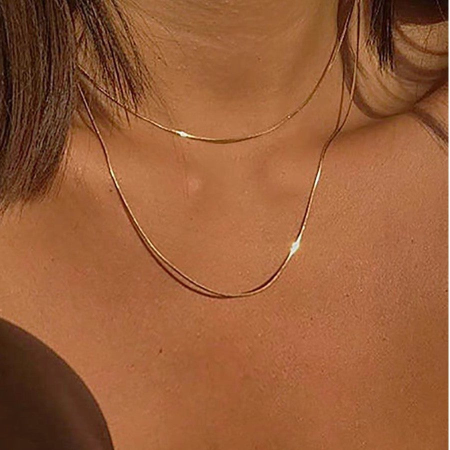 Barra de dijes con cadena de serpiente de acero de titanio chapado en oro minimalista