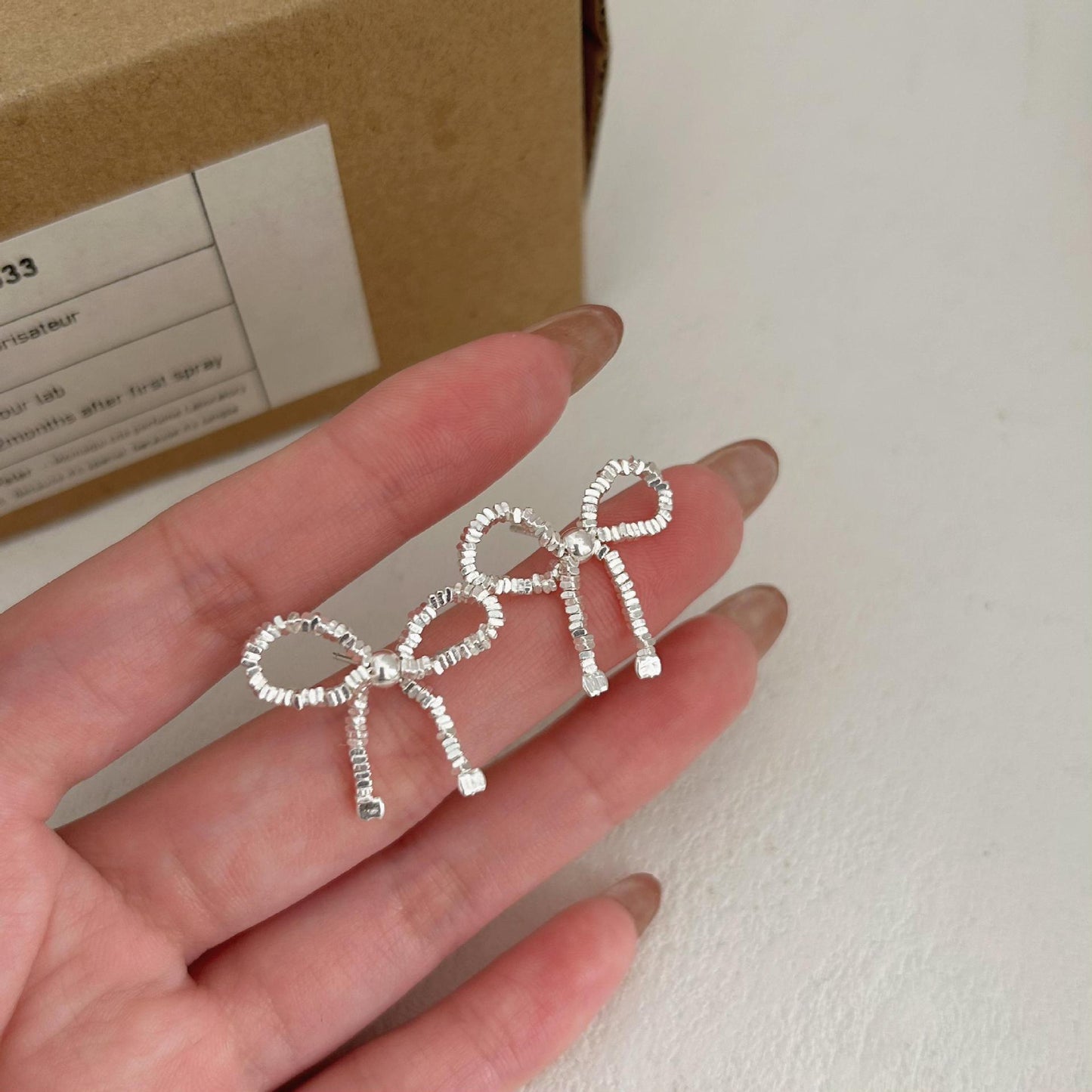 Orecchini a perno con fiocco placcati in argento sterling 925, stile minimalista e dolce