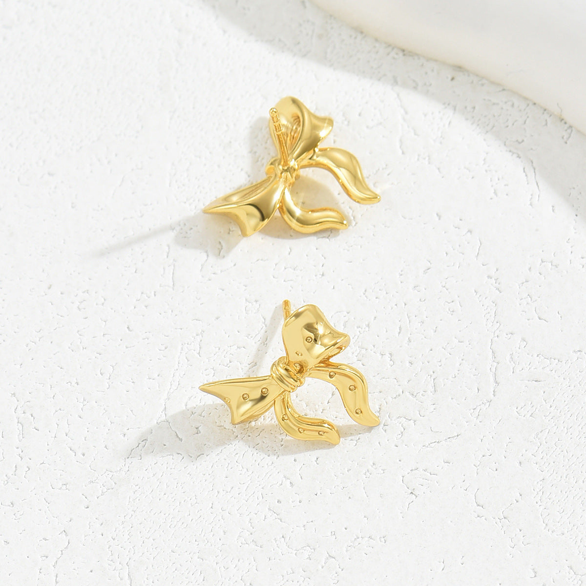 Orecchini a perno in lega a forma di fiocco dolci e audaci con placcatura in oro 18K, perni in acciaio inossidabile, estetica minimalista e fresca