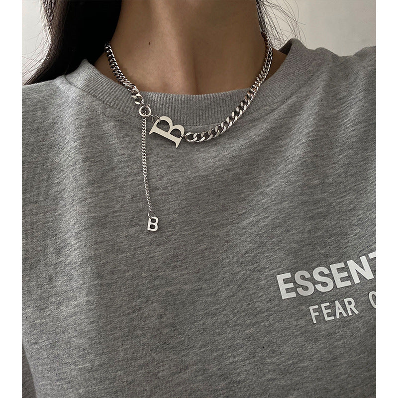 Collana con ciondolo a lettera "B" minimalista in acciaio al titanio, con finitura lucida e lunghezza regolabile, per uomo e donna