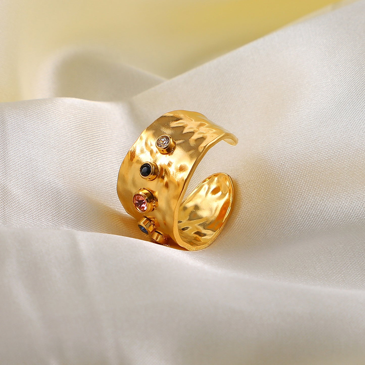 Anello aperto geometrico minimalista d'ispirazione per donna in acciaio inossidabile placcato oro 18 carati con accenti di zirconi colorati