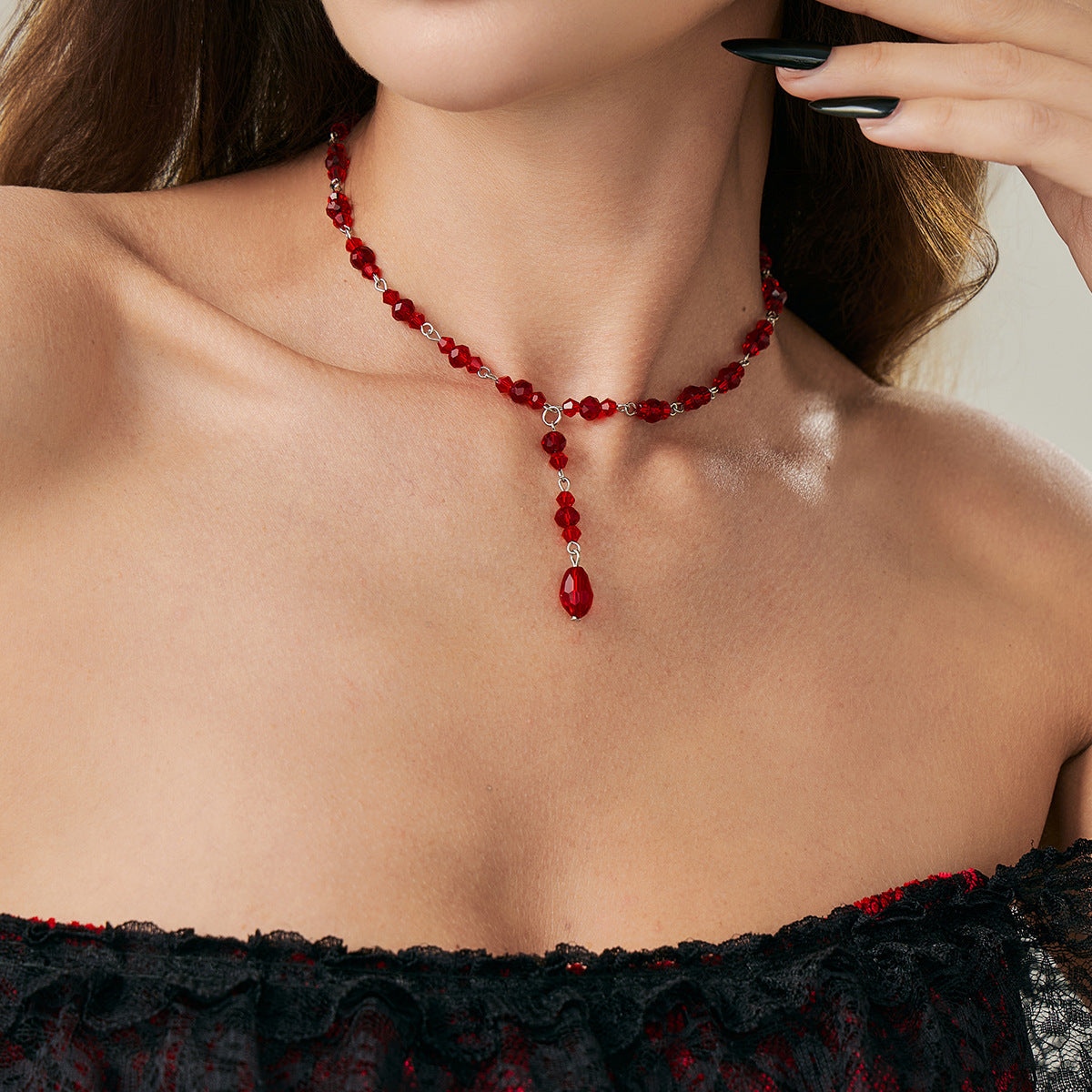 Gargantilla estilo gótico oscuro con borla goteando sangre para mujer con colgante geométrico y incrustaciones de pedrería en cadena electrochapada