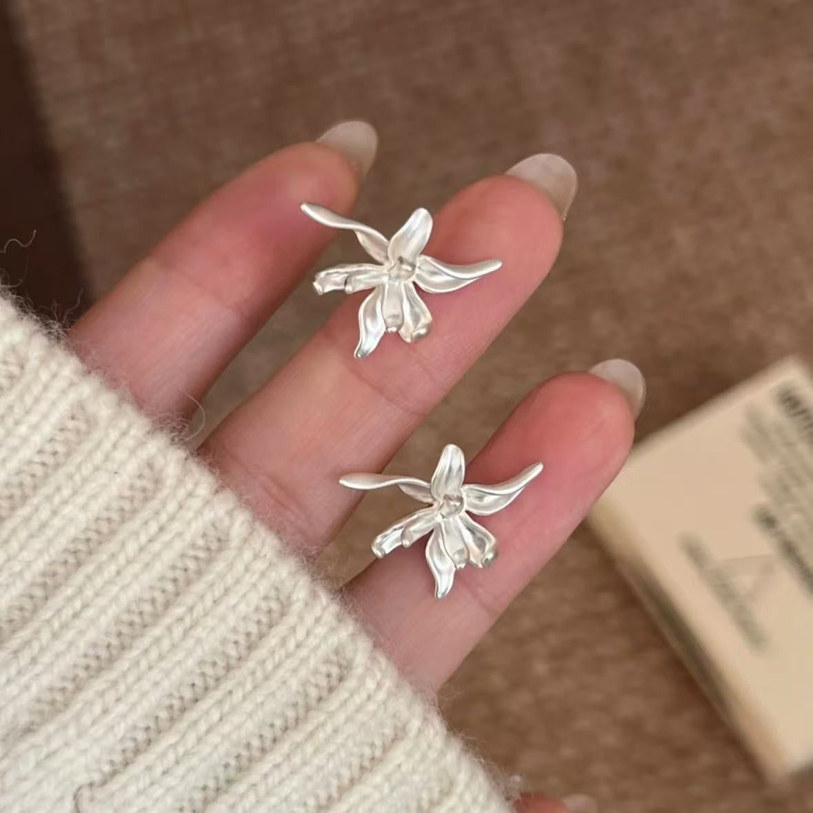 Pendientes de metal geométricos minimalistas con incrustaciones de diamantes de imitación y acabado cepillado para mujer