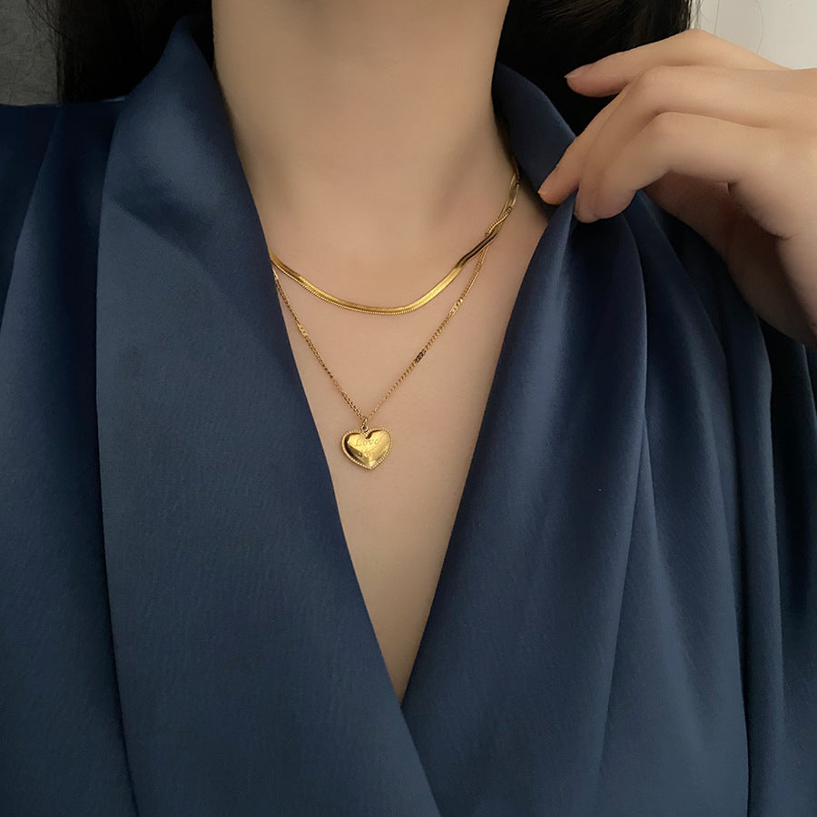 Collar Minimalista con Colgante de Acero de Titanio en Forma de Corazón con Acabado Chapado para Mujeres y Hombres