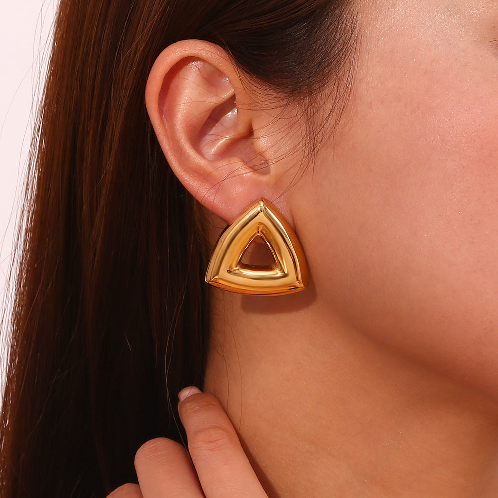 Orecchini a perno geometrici moderni minimalisti in acciaio inossidabile con placcatura in oro 18K e design triangolare cavo lucidato