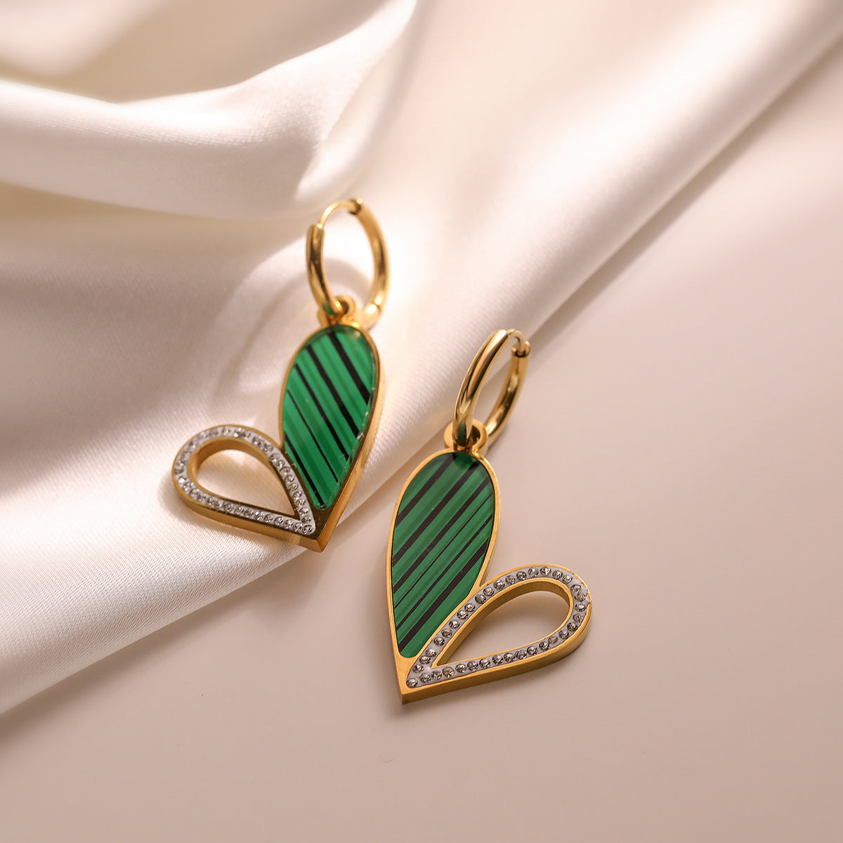 Vintage-Style Heart-Shaped Titanium Steel Earrings with Gold Plating, Minimalist Geometric Design, Fashionable Everyday Wear