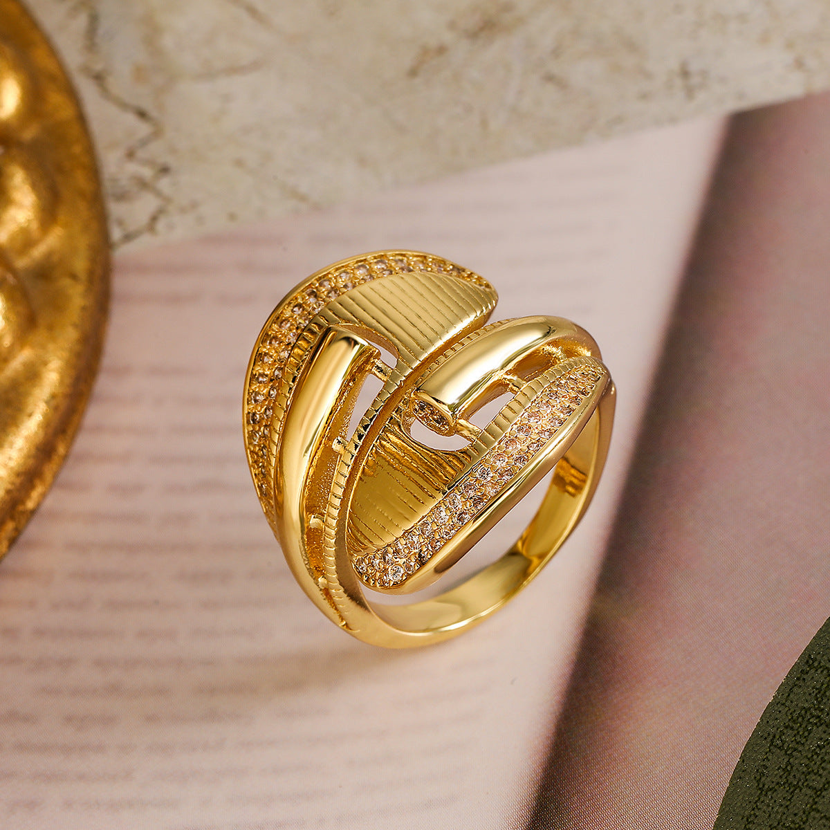 Anello Aperto Geometrico Minimalista in Rame Placcato Oro 18K con Intarsio di Zirconi da Donna