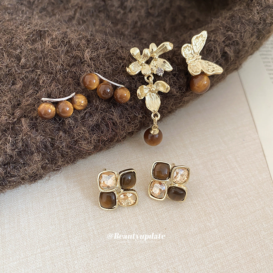 Pendientes de Resina Retro Florales con Postes de Acero Chapados en Oro para Mujer, Tono Marrón Tierra, Joyería Elegante y Versátil de Lujo para la Oreja